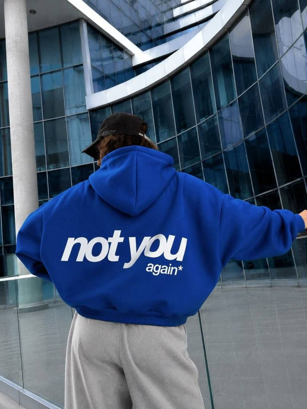 سویشرت زنانه کلاهدار زیپدار با جیب کانگورویی و نوشته Not You در پشت لباس.